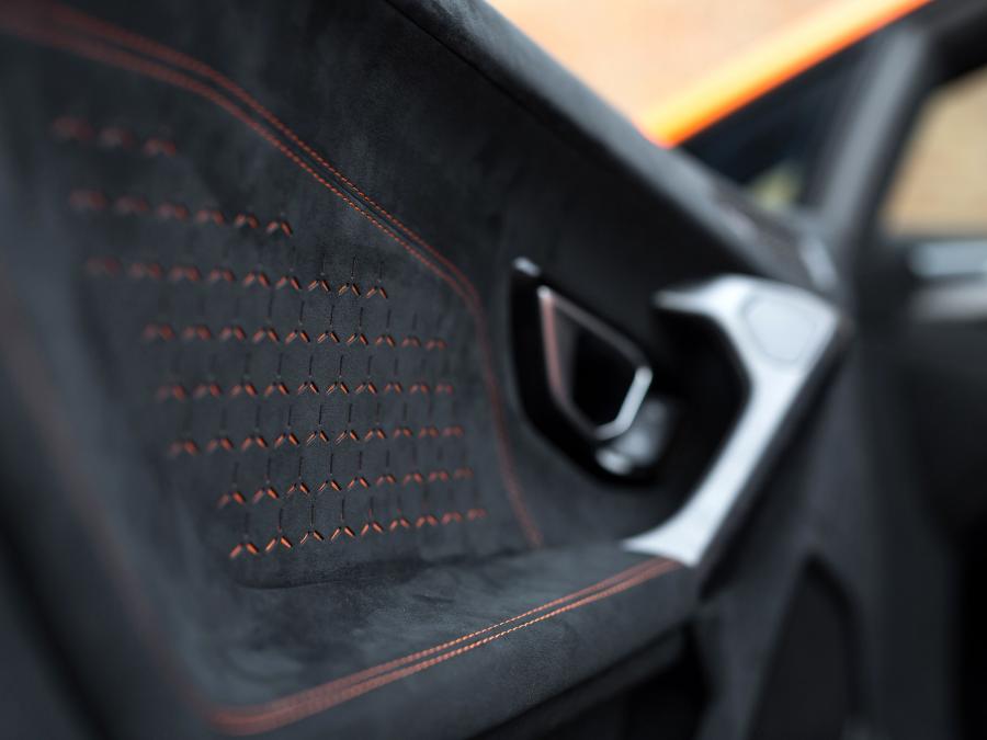 Детали интерьера Lamborghini Huracan Performante (LB724) 2017 года  (UK) (фото 22 из 24)